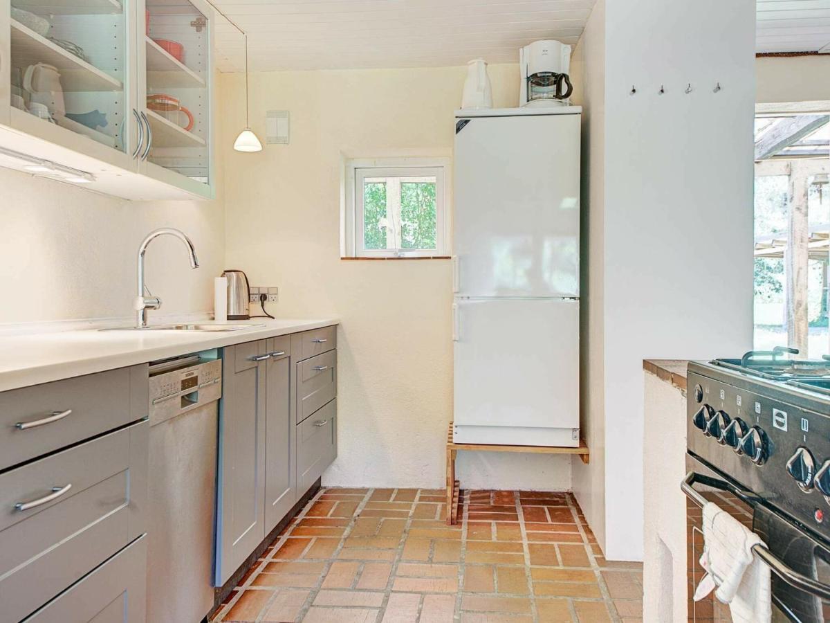 6 Person Holiday Home In AÅkirkeby 객실 사진